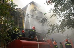 Dập tắt vụ cháy lớn ở Hàng Bồ